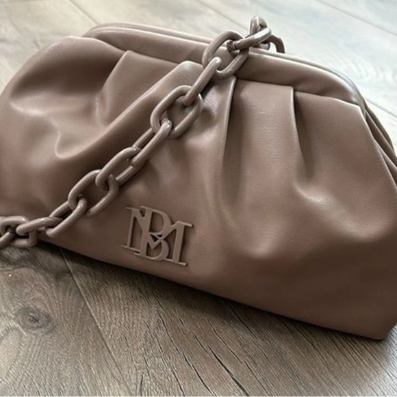 Elegant Tan Chain Bag- Badgley Mischka - Picture 1 of 3